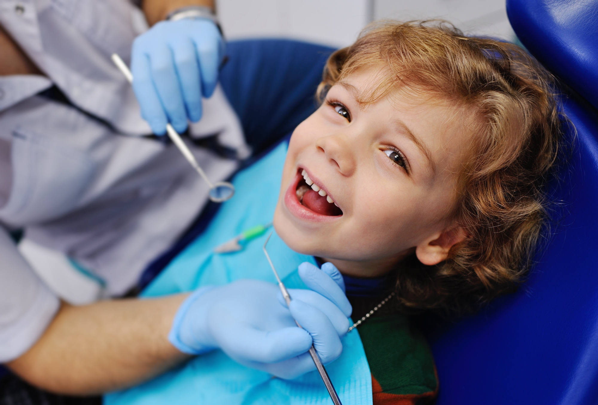 Wondering when your child should see an orthodontist? Learn the recommended age, warning signs, treatment options, and what to expect at the first visit.